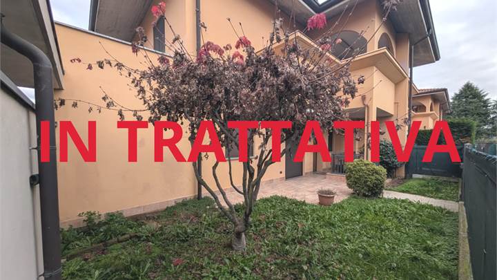 trilocale con giardino privato e box.