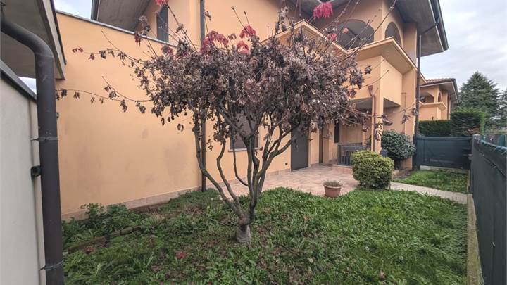 trilocale con giardino privato e box.