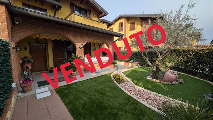 Elegante villa su tre livelli con giardino e box doppio