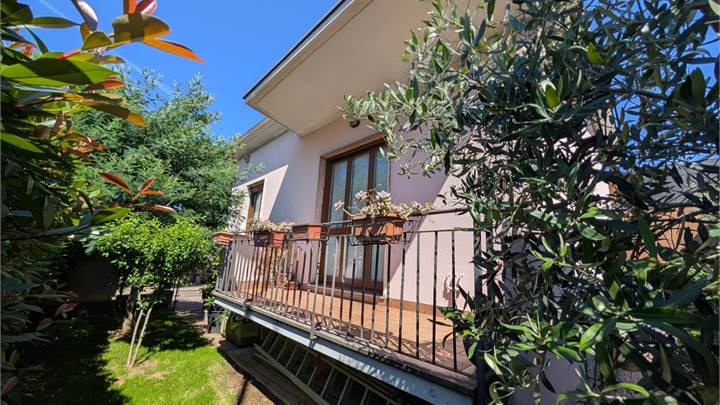 Splendida Villa Singola con Giardino Privato e Taverna.