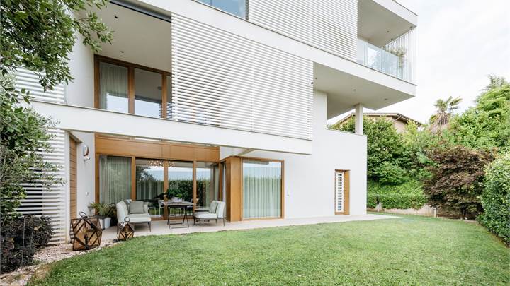 Vimercate (MB) – Elegante Appartamento Moderno su Due Livelli con Giardino Privato